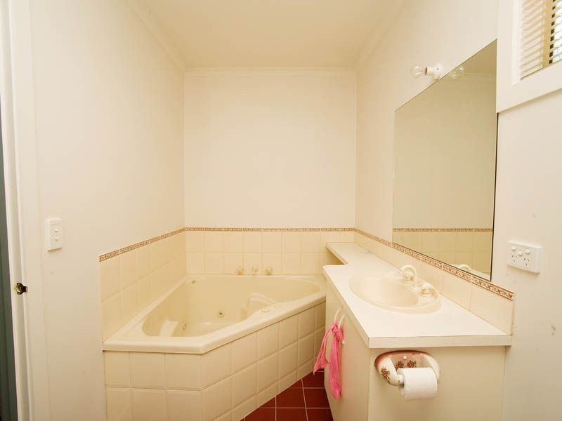 8 Spring Circuit, Caroline Springs VIC 3023