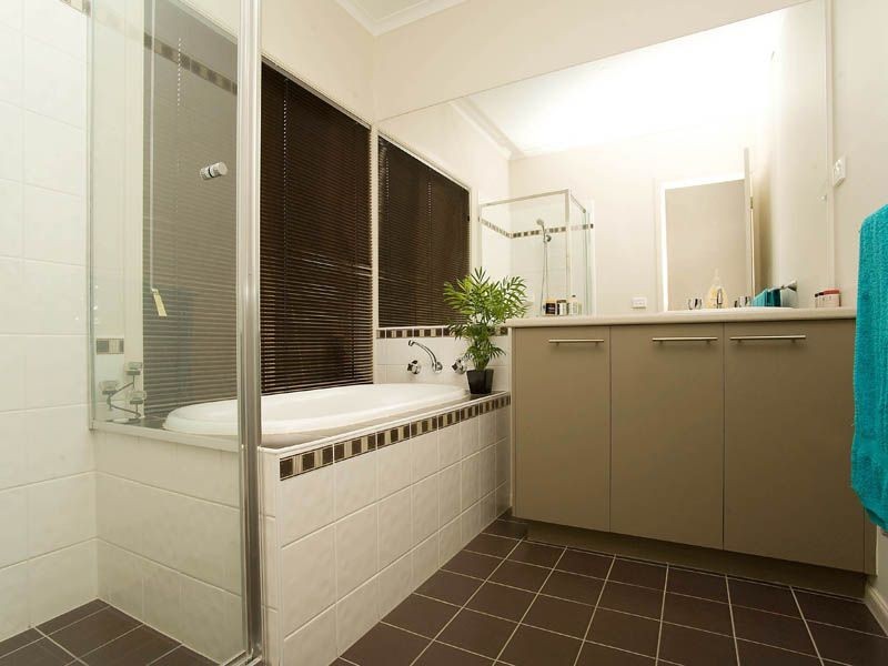 10 Lindley Avenue, Caroline Springs VIC 3023