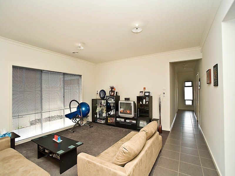 8 Bunyip Walk, Caroline Springs VIC 3023