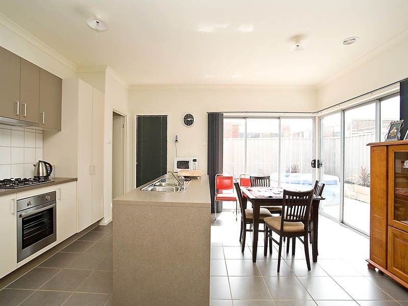 8 Bunyip Walk, Caroline Springs VIC 3023