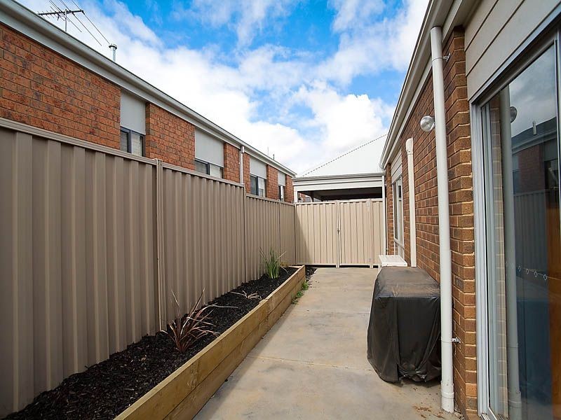 8 Bunyip Walk, Caroline Springs VIC 3023