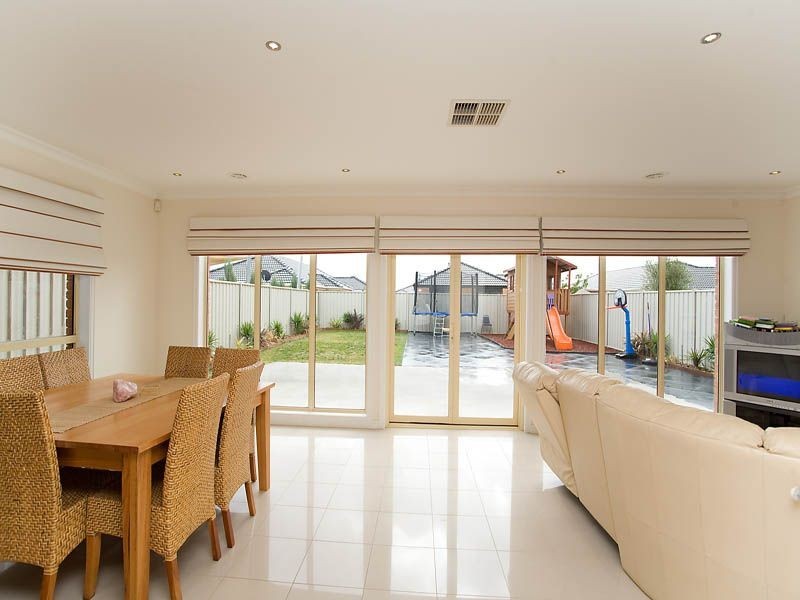3 Caves Lane, Caroline Springs VIC 3023