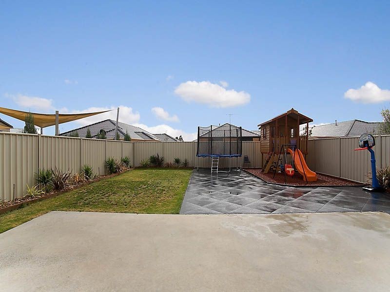 3 Caves Lane, Caroline Springs VIC 3023