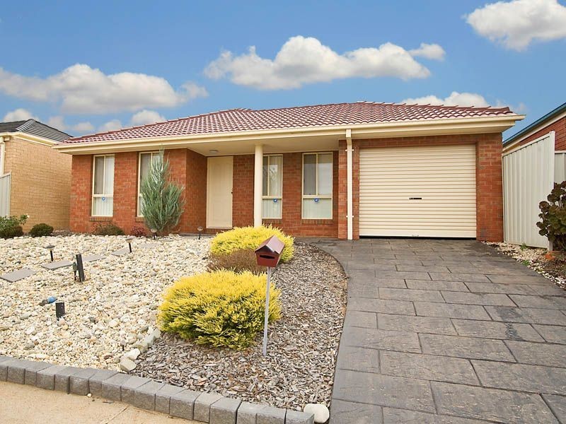 31 Clarendon Wynd, Caroline Springs VIC 3023