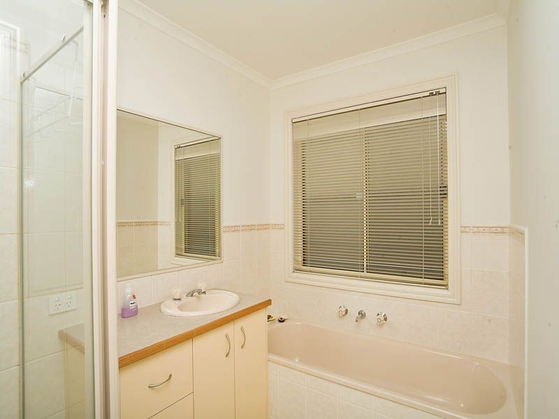 31 Clarendon Wynd, Caroline Springs VIC 3023