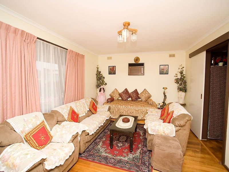 2 Telford Close, Deer Park VIC 3023