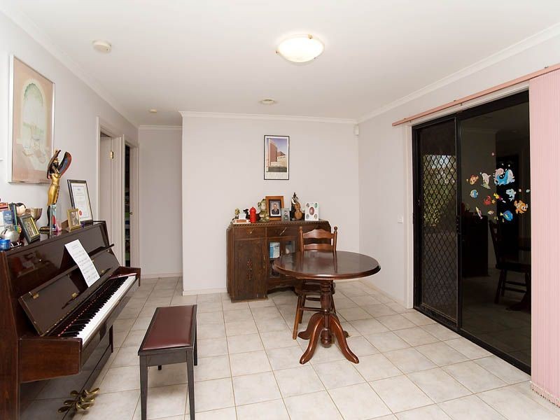 6 Flintoff Avenue, Burnside VIC 3023