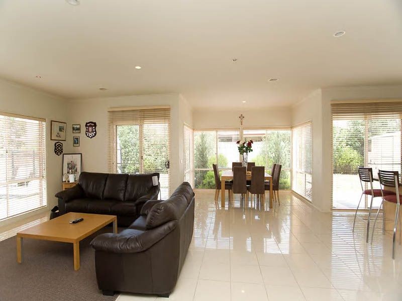 16 Herrington Turn, Caroline Springs VIC 3023