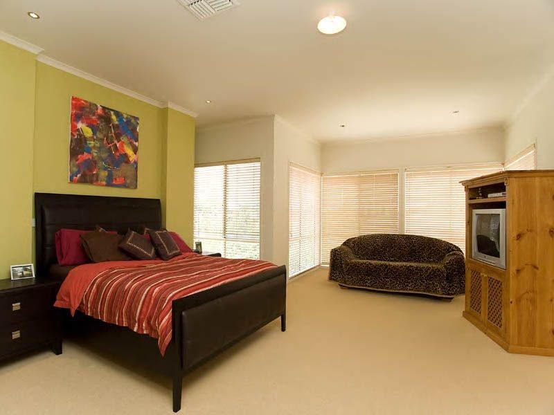 16 Herrington Turn, Caroline Springs VIC 3023