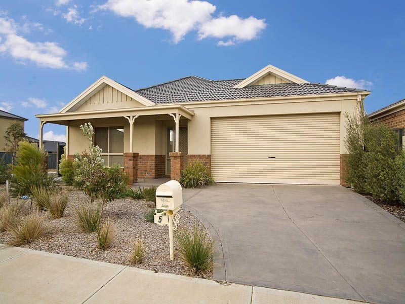 5 Dobell Crescent, Caroline Springs VIC 3023