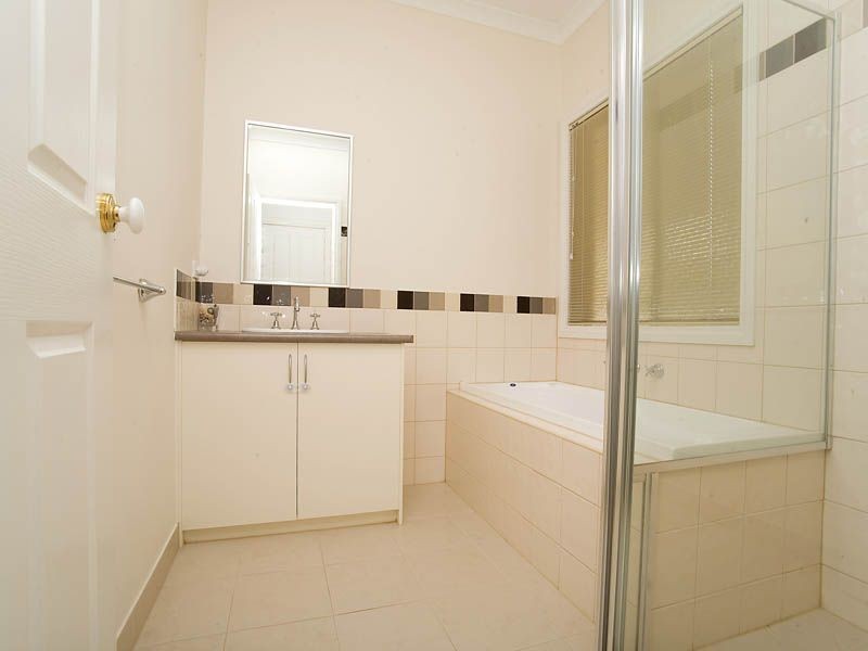 5 Dobell Crescent, Caroline Springs VIC 3023