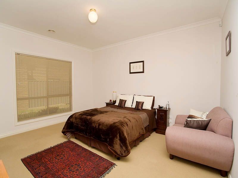 5 Dobell Crescent, Caroline Springs VIC 3023