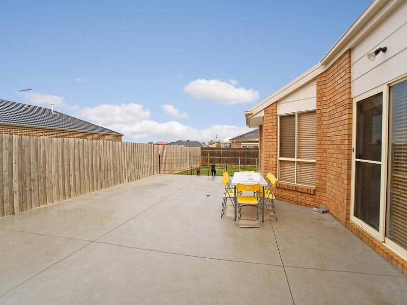 77 Loddon Drive, Taylors Hill VIC 3037