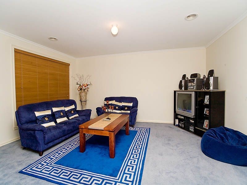 77 Loddon Drive, Taylors Hill VIC 3037