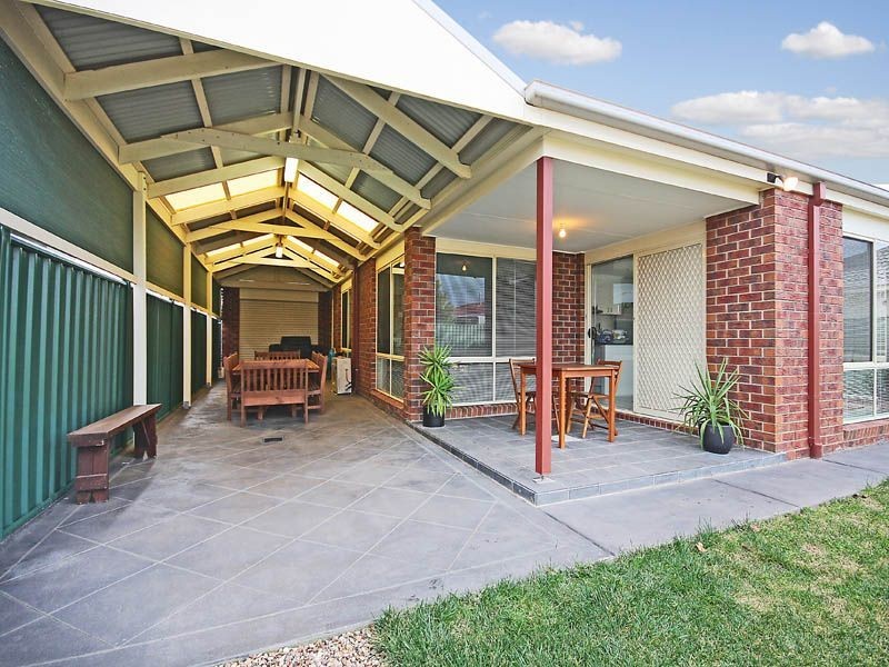 18 Fairweather Drive, Burnside VIC 3023