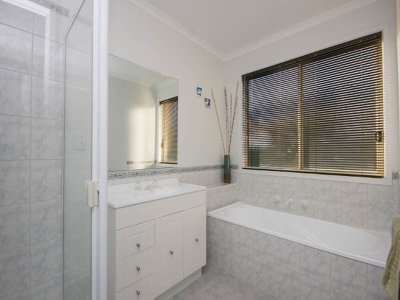 18 Fairweather Drive, Burnside VIC 3023