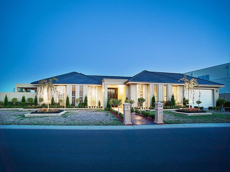 6 Finsbury Close, Caroline Springs VIC 3023