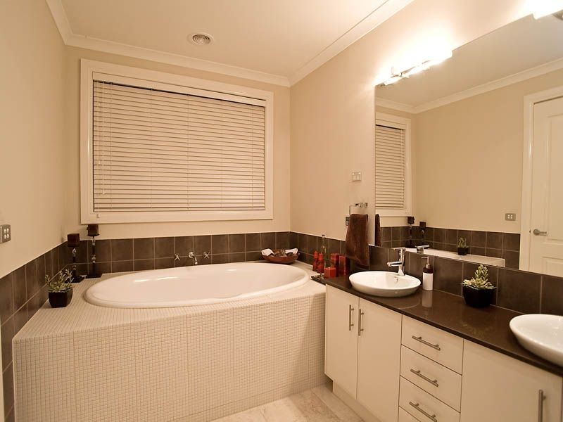 6 Finsbury Close, Caroline Springs VIC 3023