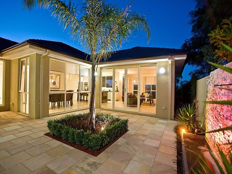 6 Finsbury Close, Caroline Springs VIC 3023