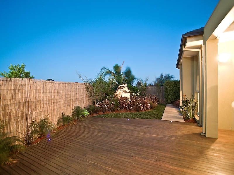 6 Finsbury Close, Caroline Springs VIC 3023