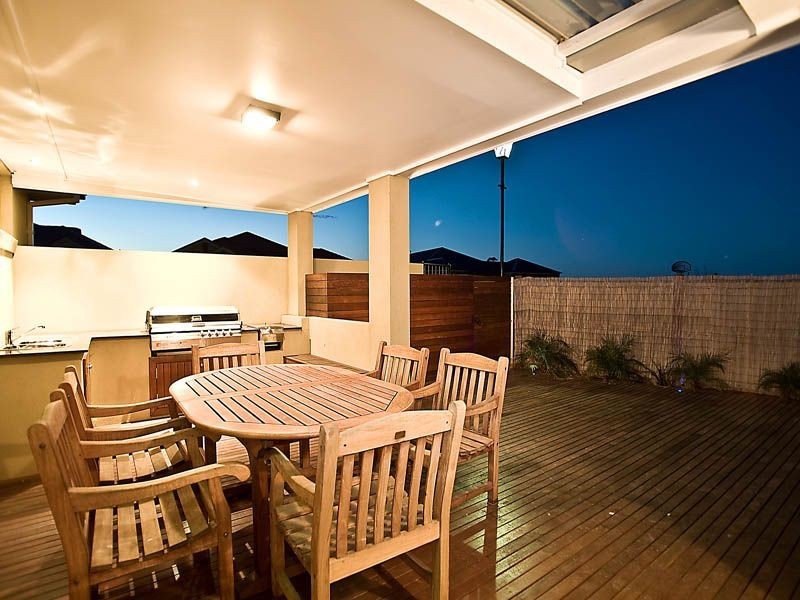 6 Finsbury Close, Caroline Springs VIC 3023