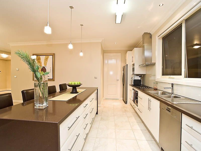 6 Finsbury Close, Caroline Springs VIC 3023