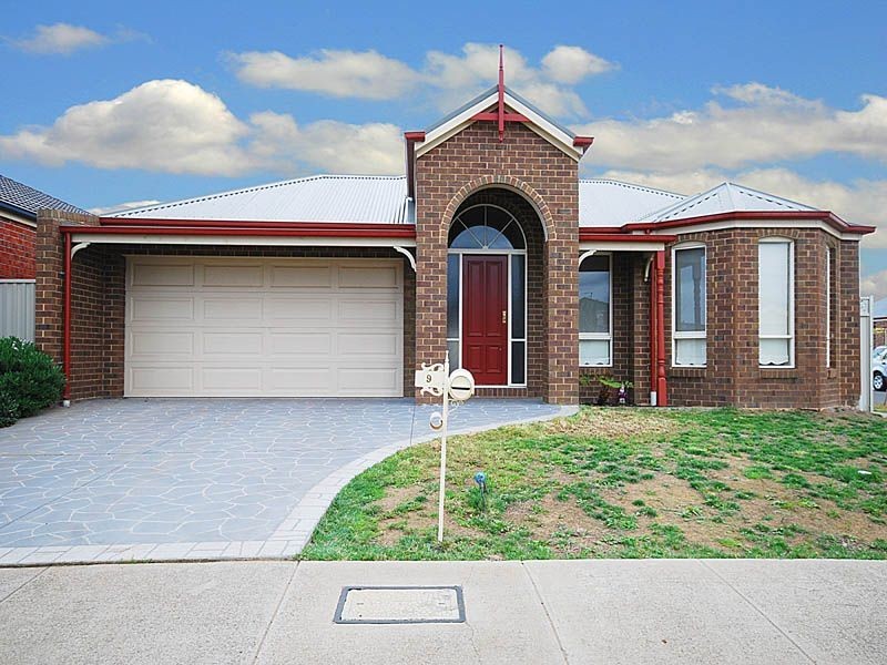 9 Clarendon Wynd, Caroline Springs VIC 3023