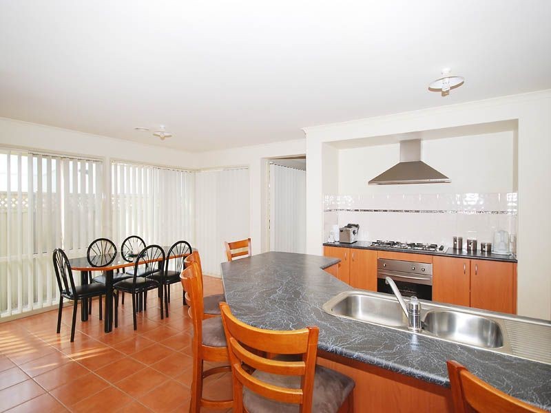 9 Clarendon Wynd, Caroline Springs VIC 3023