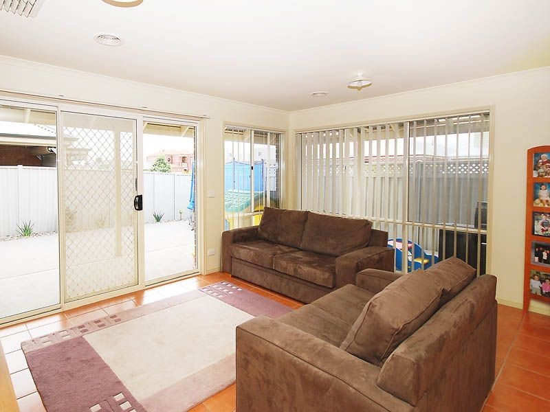 9 Clarendon Wynd, Caroline Springs VIC 3023