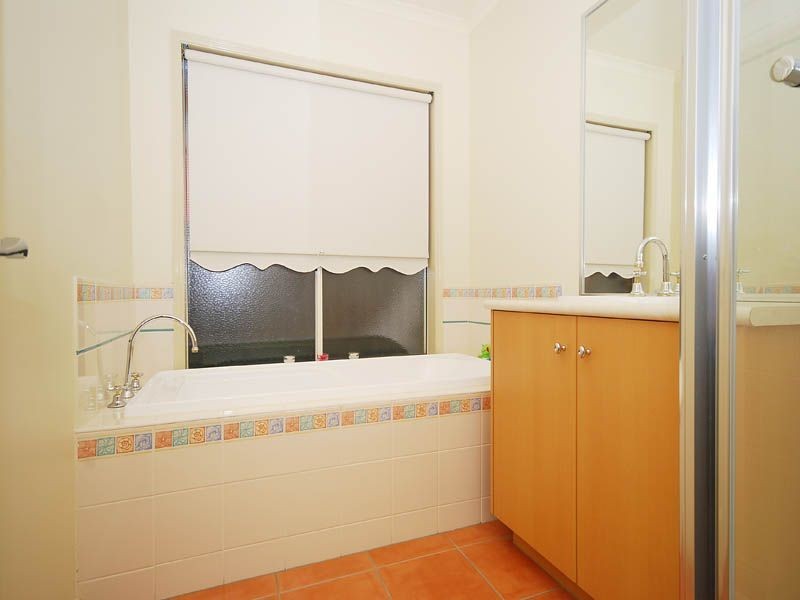9 Clarendon Wynd, Caroline Springs VIC 3023