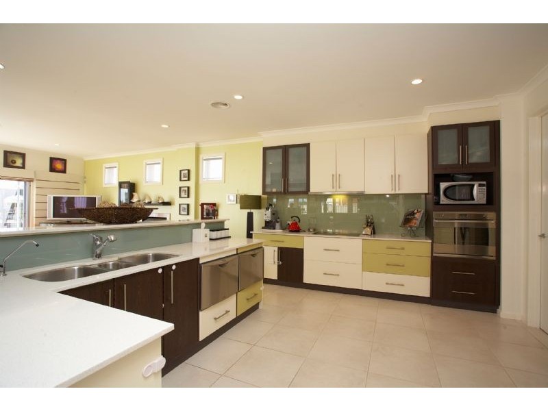 2 Waterford Close, Caroline Springs VIC 3023