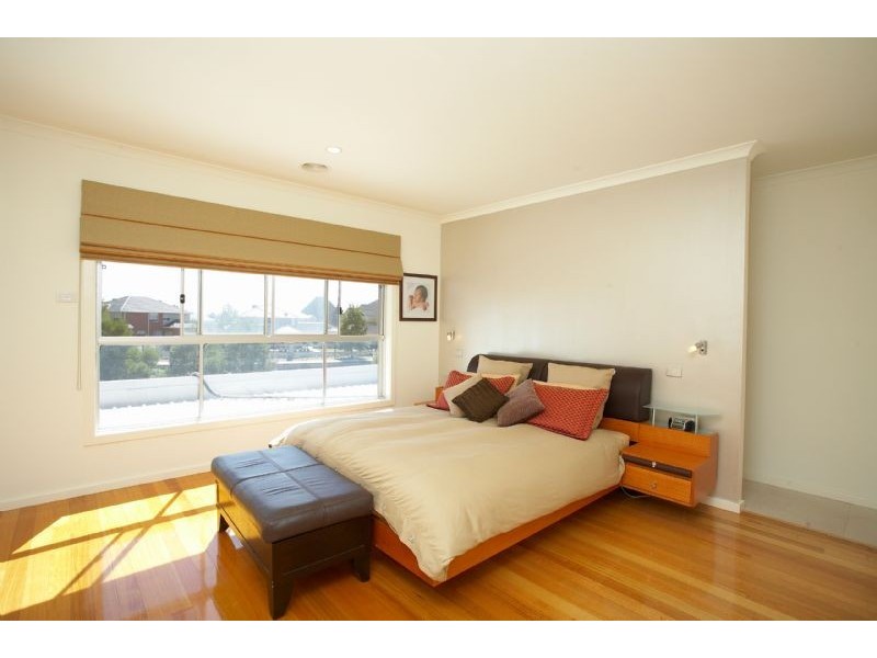 2 Waterford Close, Caroline Springs VIC 3023