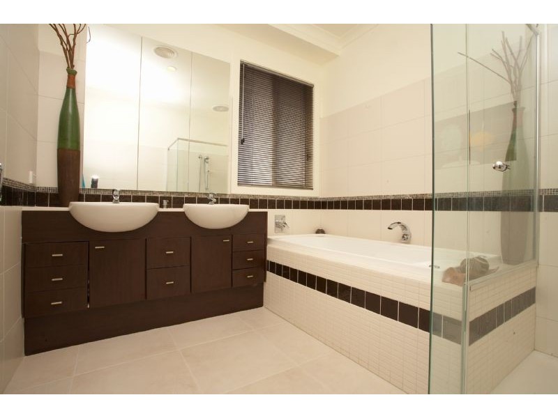 2 Waterford Close, Caroline Springs VIC 3023