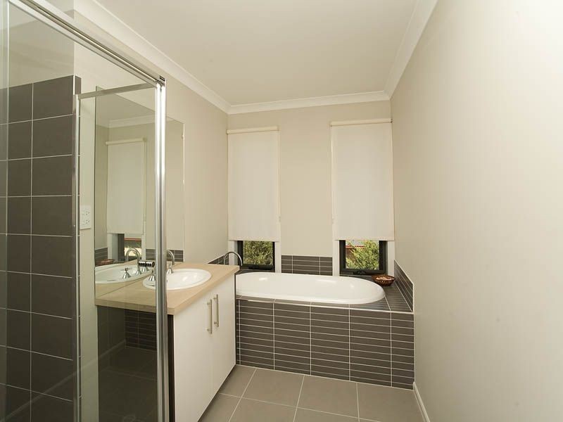 8 Errindura Place, Caroline Springs VIC 3023