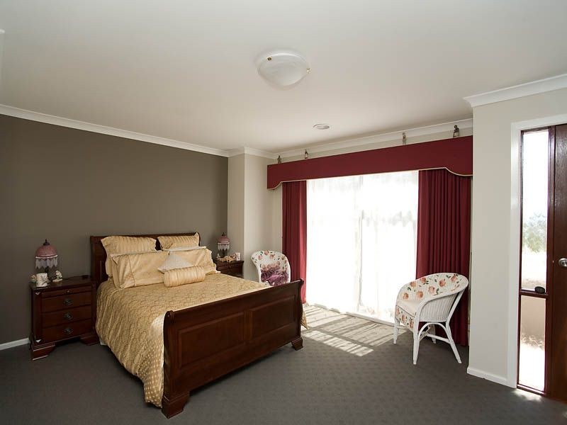 8 Errindura Place, Caroline Springs VIC 3023