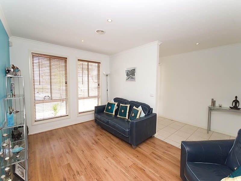 15 Kingsbridge Circuit, Cairnlea VIC 3023