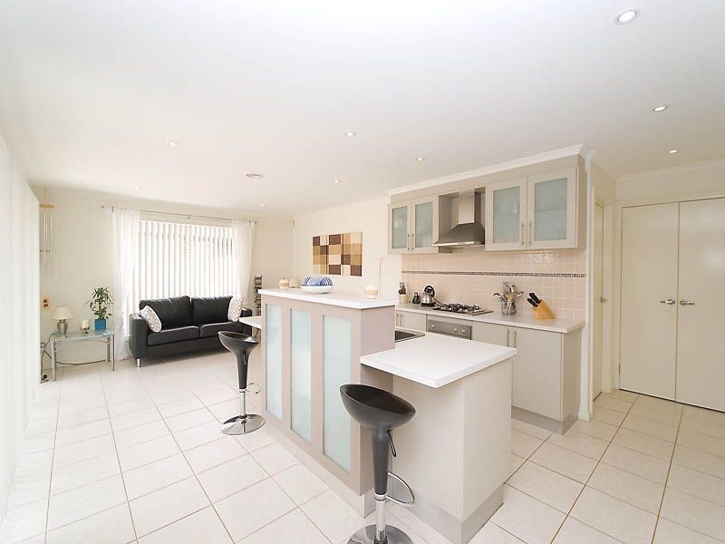 15 Kingsbridge Circuit, Cairnlea VIC 3023