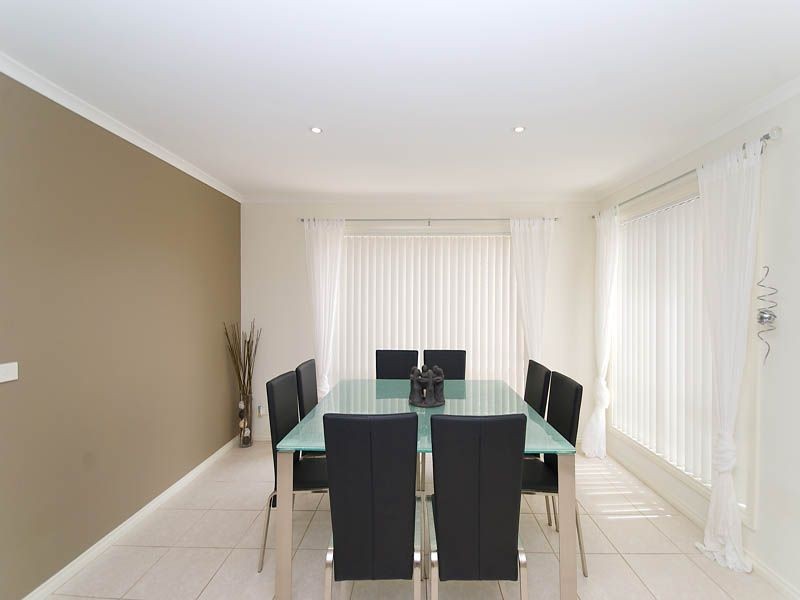 15 Kingsbridge Circuit, Cairnlea VIC 3023