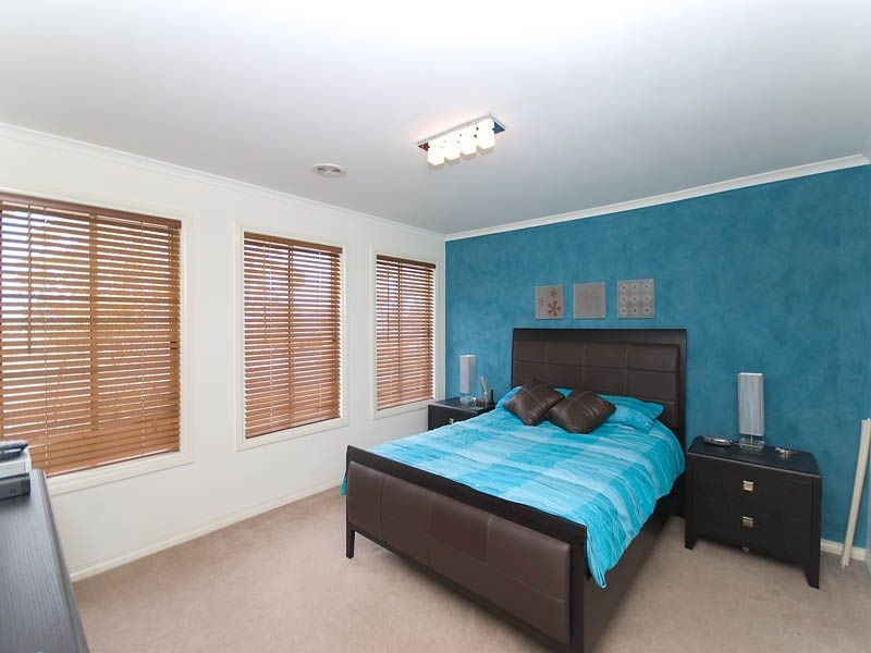 15 Kingsbridge Circuit, Cairnlea VIC 3023