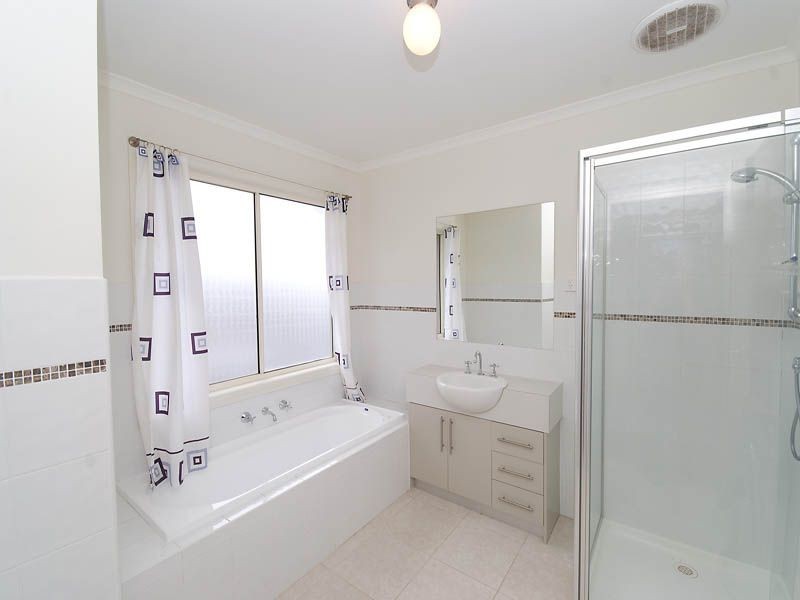 15 Kingsbridge Circuit, Cairnlea VIC 3023