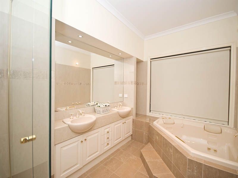 13 King Circuit, Caroline Springs VIC 3023
