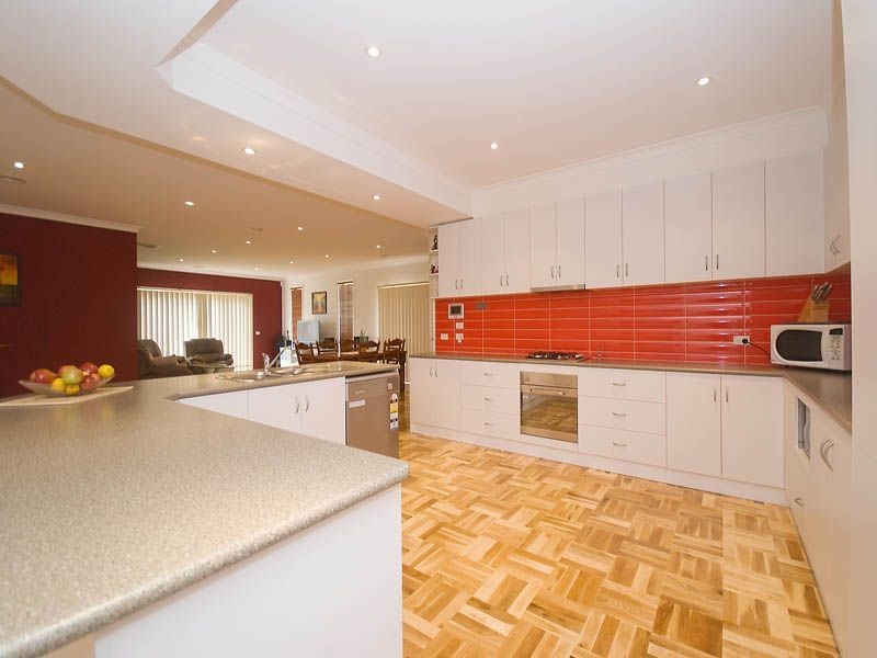 2 Hyde Close, Burnside VIC 3023