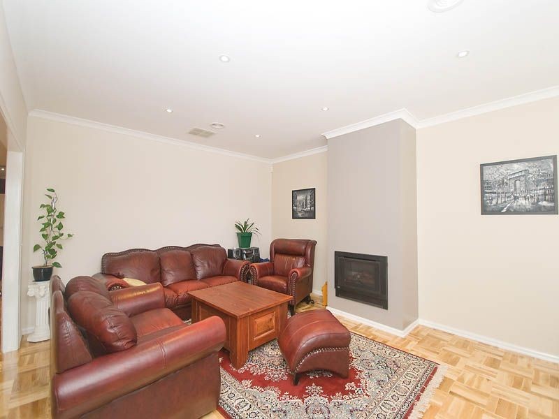 2 Hyde Close, Burnside VIC 3023