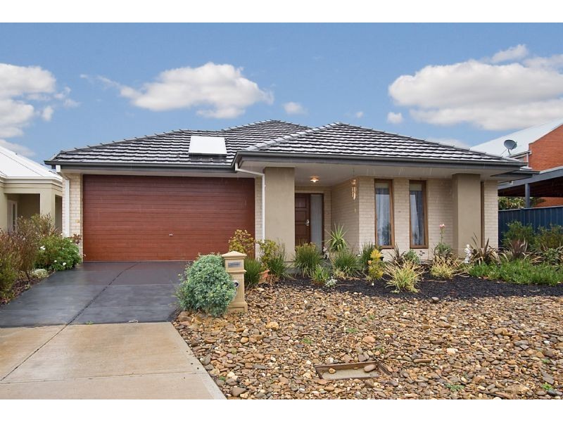4 Scotsburn Place, Caroline Springs VIC 3023