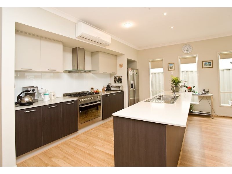 4 Scotsburn Place, Caroline Springs VIC 3023