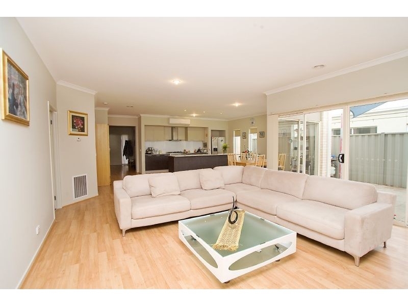 4 Scotsburn Place, Caroline Springs VIC 3023