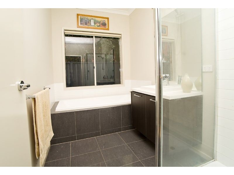 4 Scotsburn Place, Caroline Springs VIC 3023