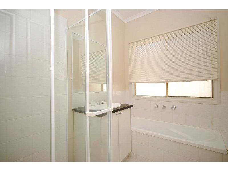 32 William Circuit, Caroline Springs VIC 3023