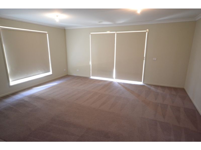 15 Abernethy Ave, Deer Park VIC 3023