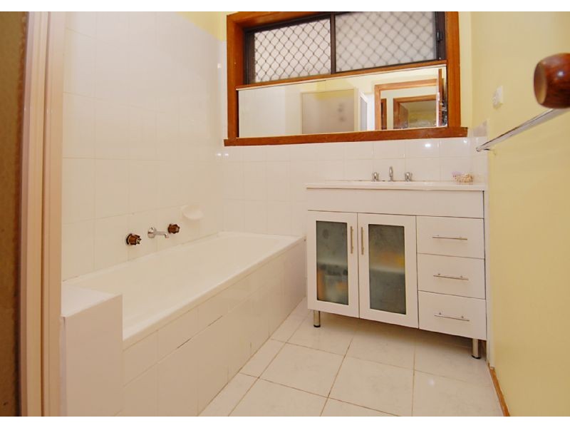 9 Aycliffe Drive, Deer Park VIC 3023